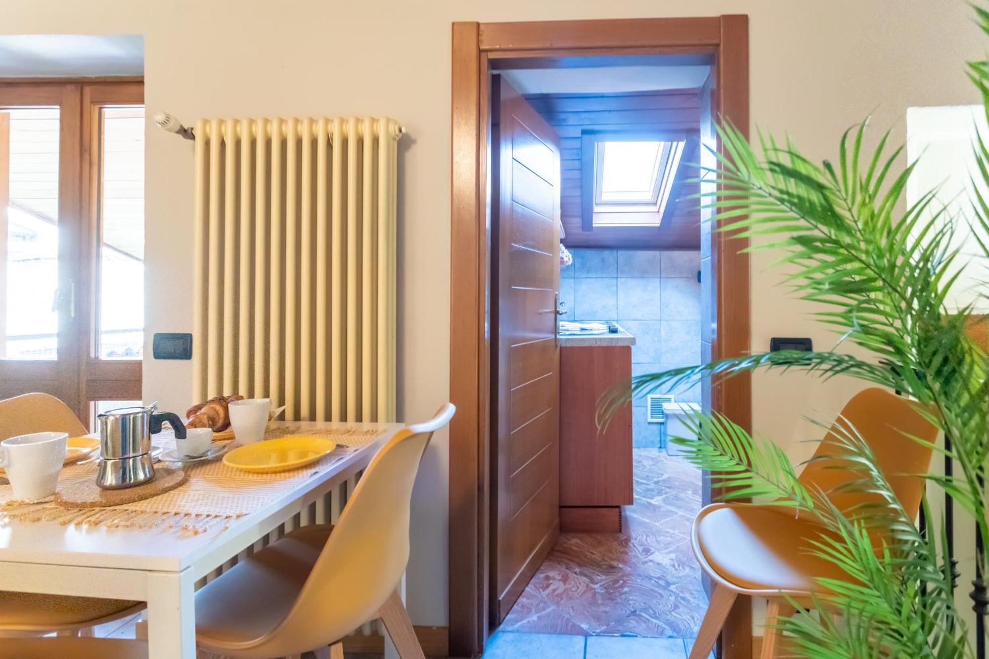 Blue Attic - Historical Como City Center By Rent All كومو المظهر الخارجي الصورة
